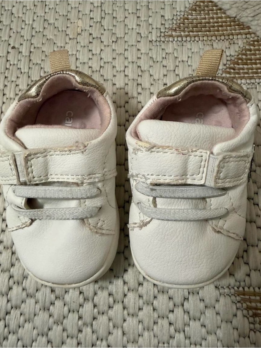 White baby shoes with glittery heart design, size 2M #babyshoes #glitter